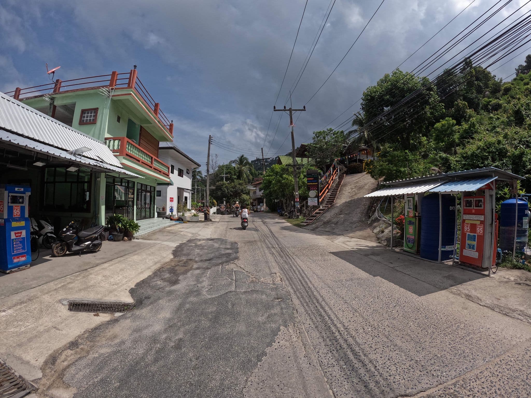 Street view near Apple Bungalows, Ko Pha Ngan