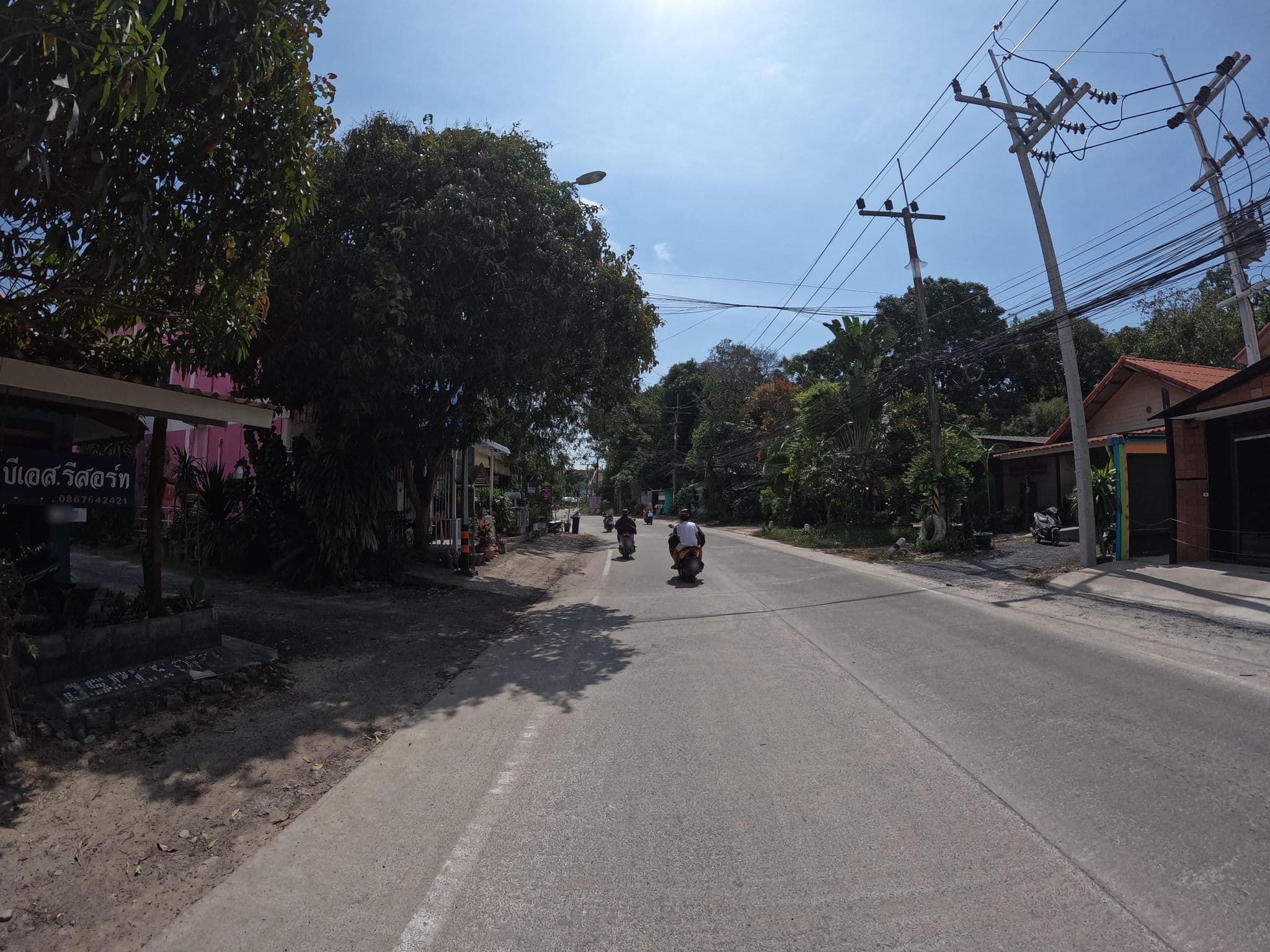 Street view near B.S Resort, Ko Pha Ngan — © lucomsky (CC BY-SA · Mapillary)