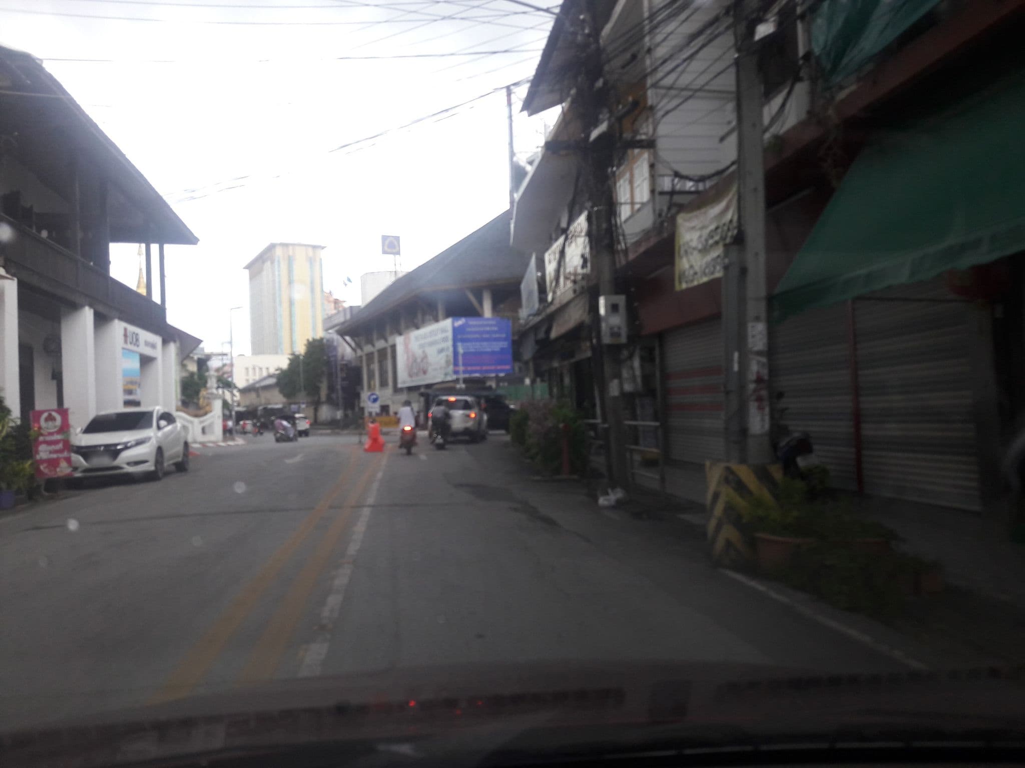 Street view near De Nawarat, Chiang Mai
