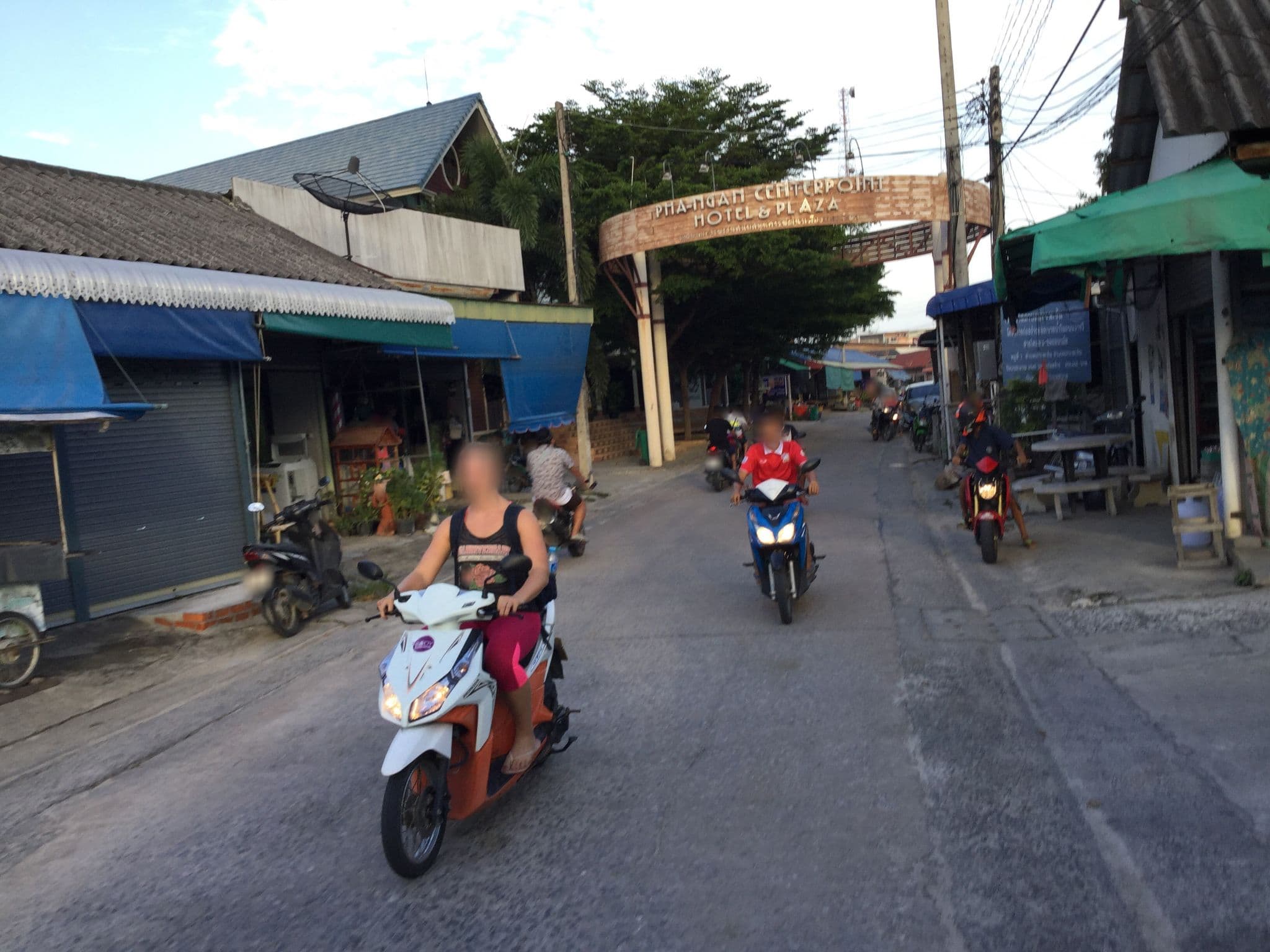 Street view near Pha-Ngan Centerpoint Hotel, Ko Pha Ngan