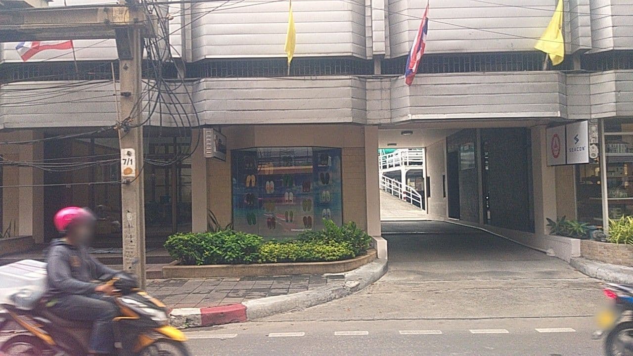 Street view near โรงแรมสามย่าน Serene, Bang Rak