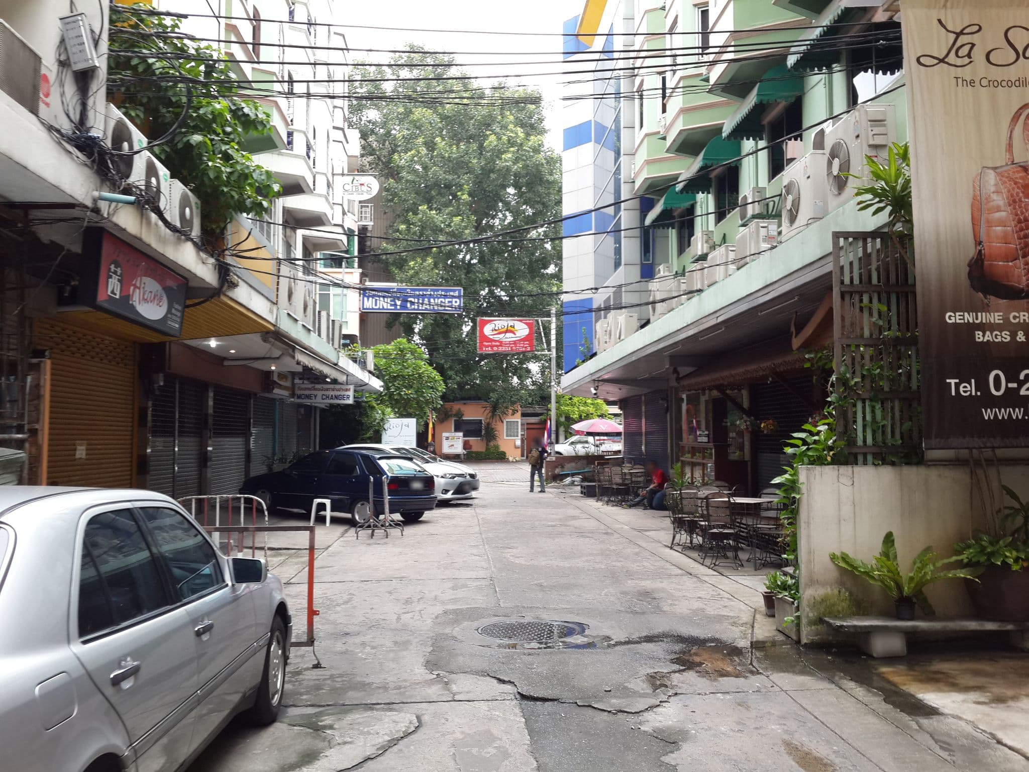 Street view near Golden house, Makkasan