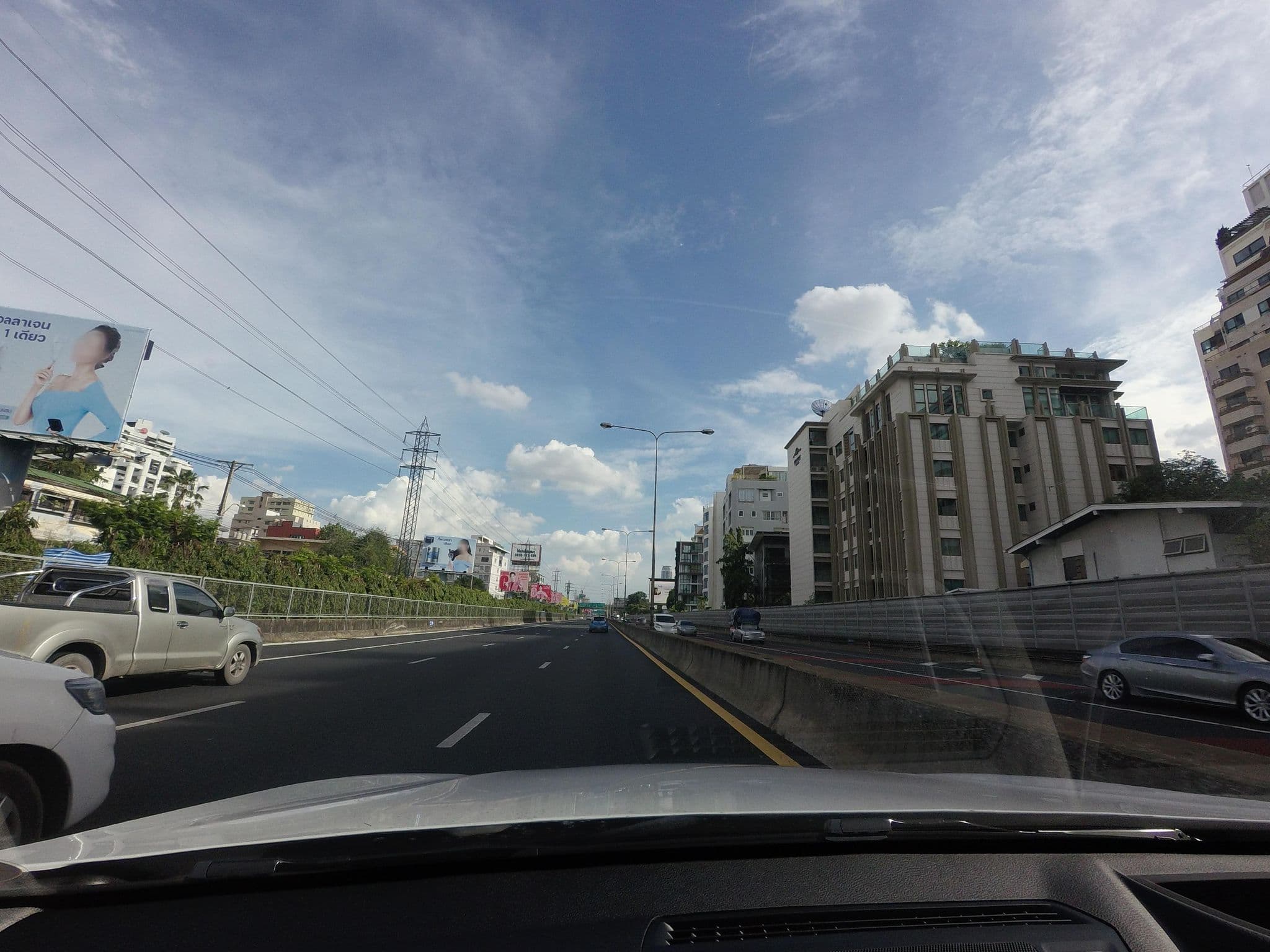 Street view near Lohas Residences, Makkasan