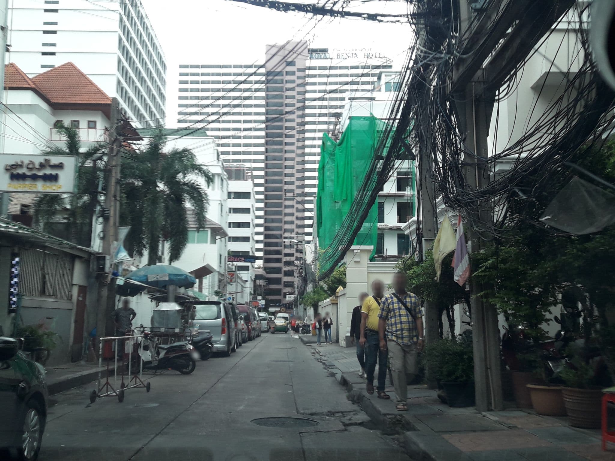 Street view near Gulliver's Travern, Makkasan