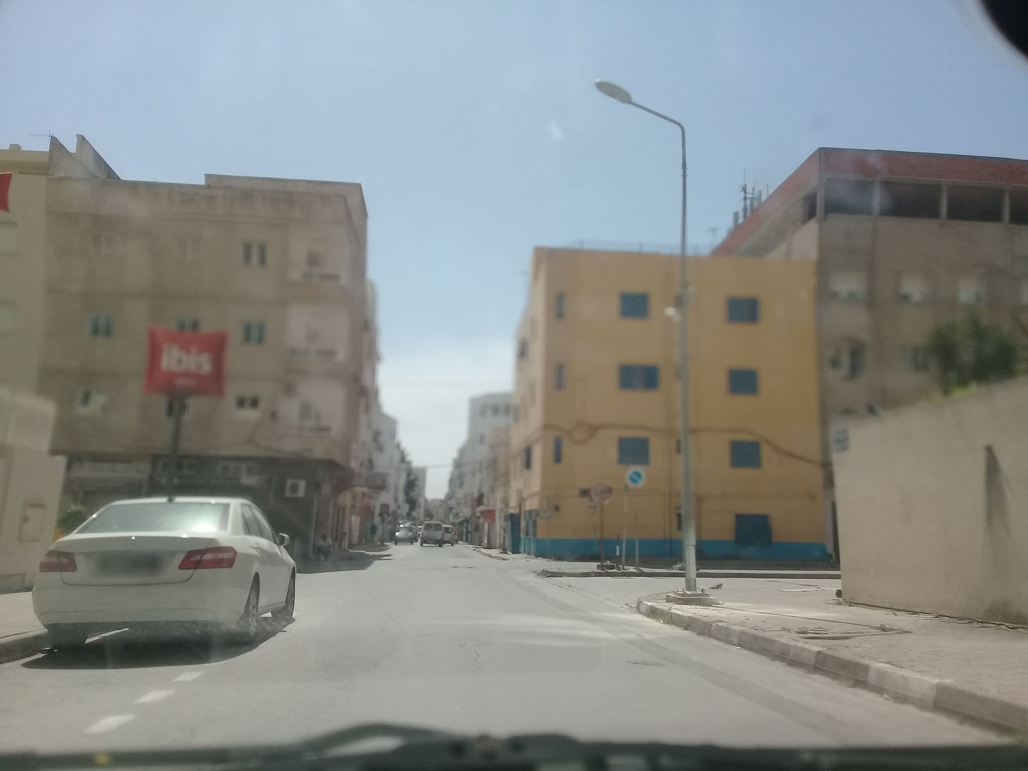 Street view near Hôtel Novotel Tunis Mohamed V, Tunis — © graphicom (CC BY-SA · Mapillary)