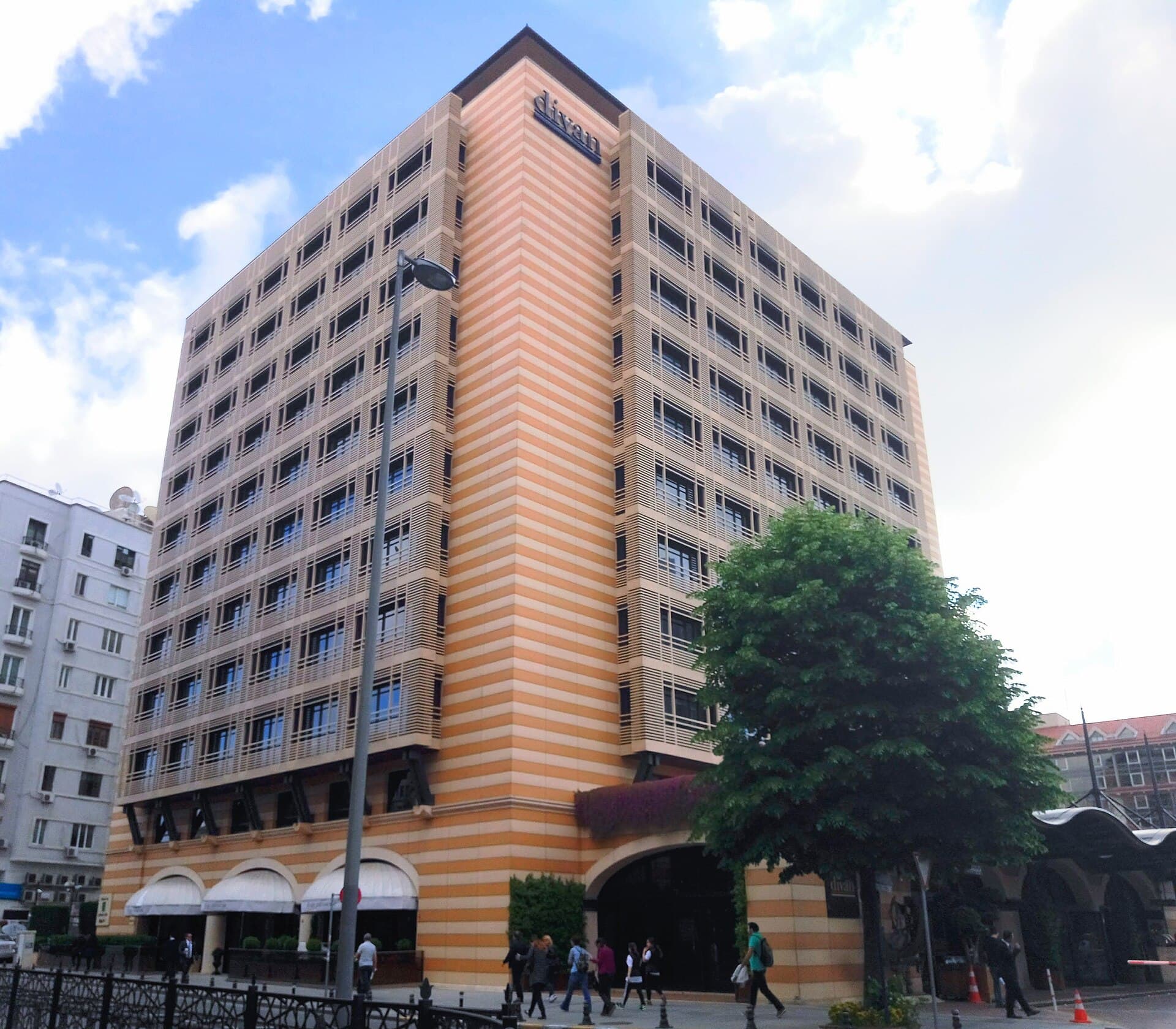 Divan Hotel (via Wikimedia Commons, CC BY-SA 4.0)