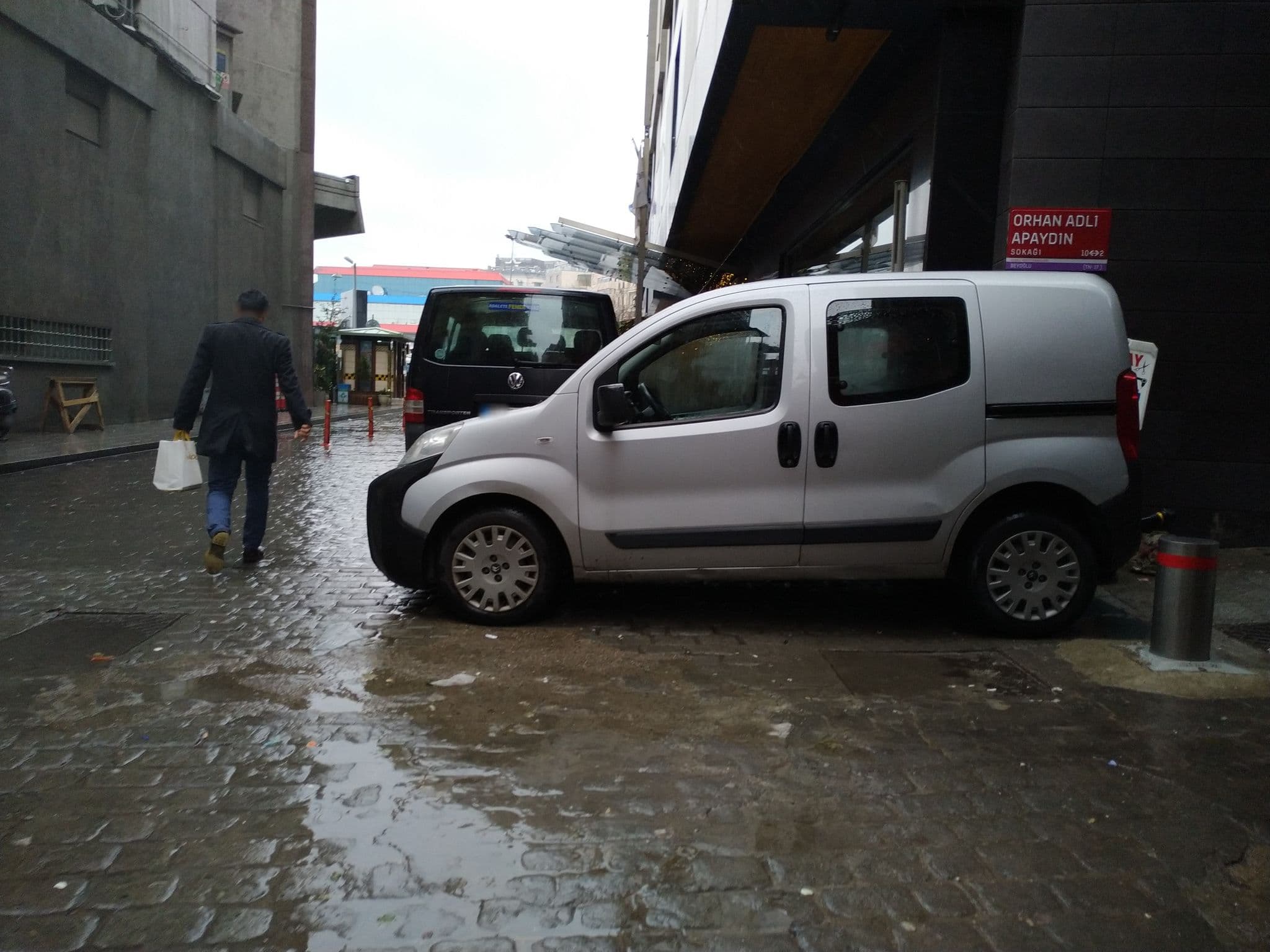 Street view near The Peak, Eminönü — © helgafolk (CC BY-SA · Mapillary)