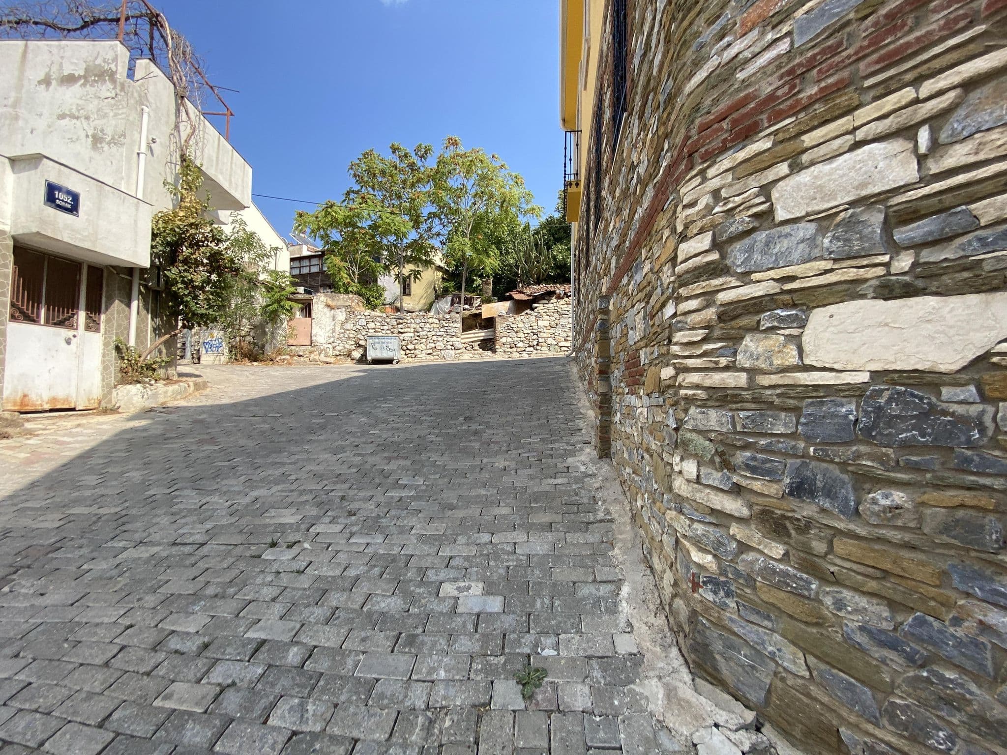 Street view near Ayasoluk Hotel, Selçuk — © asturksever (CC BY-SA · Mapillary)