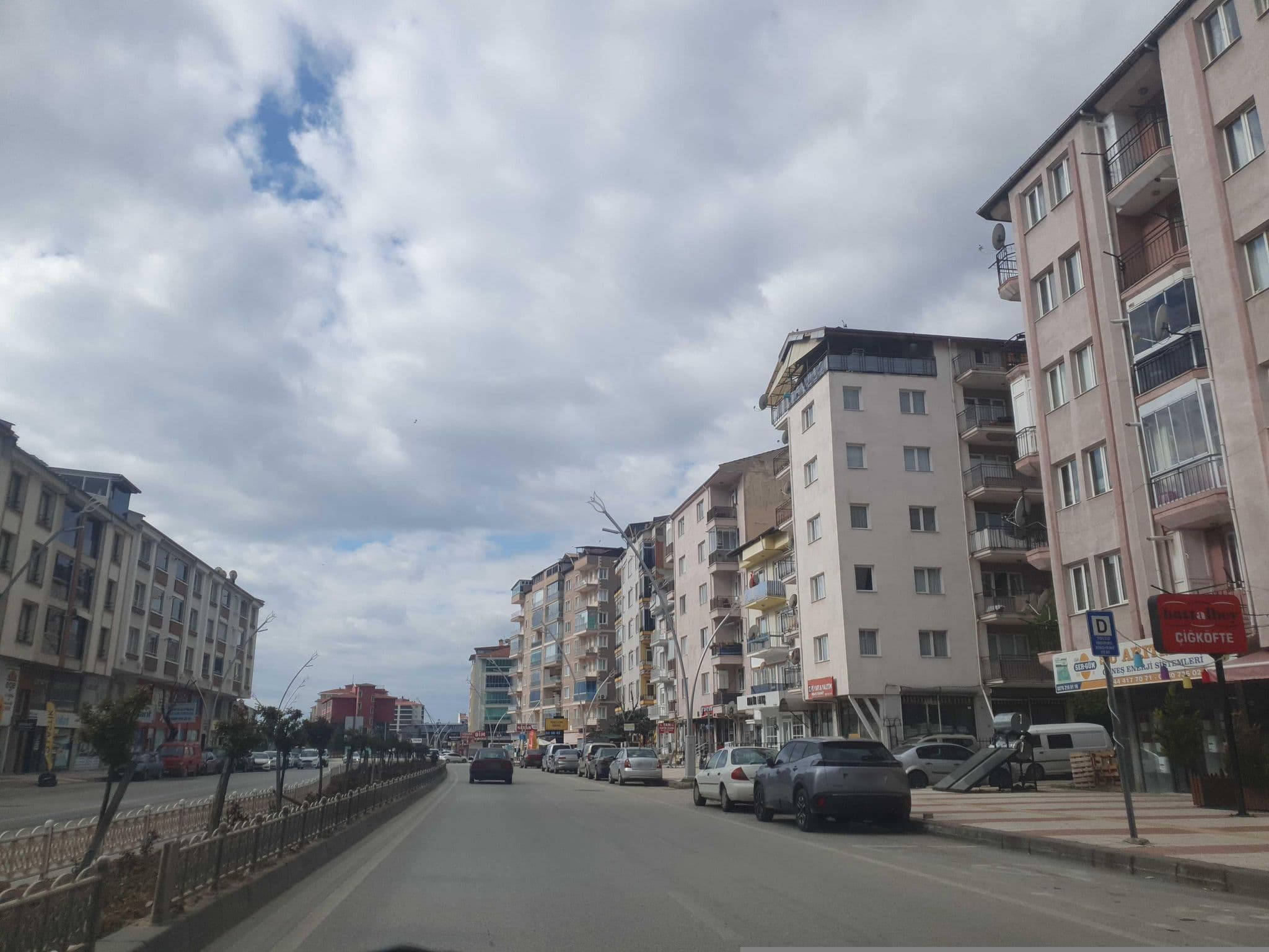 Street view near Öz Vefa Kız Öğrenci Yurdu, Uşak — © VoSToK (CC BY-SA · Mapillary)