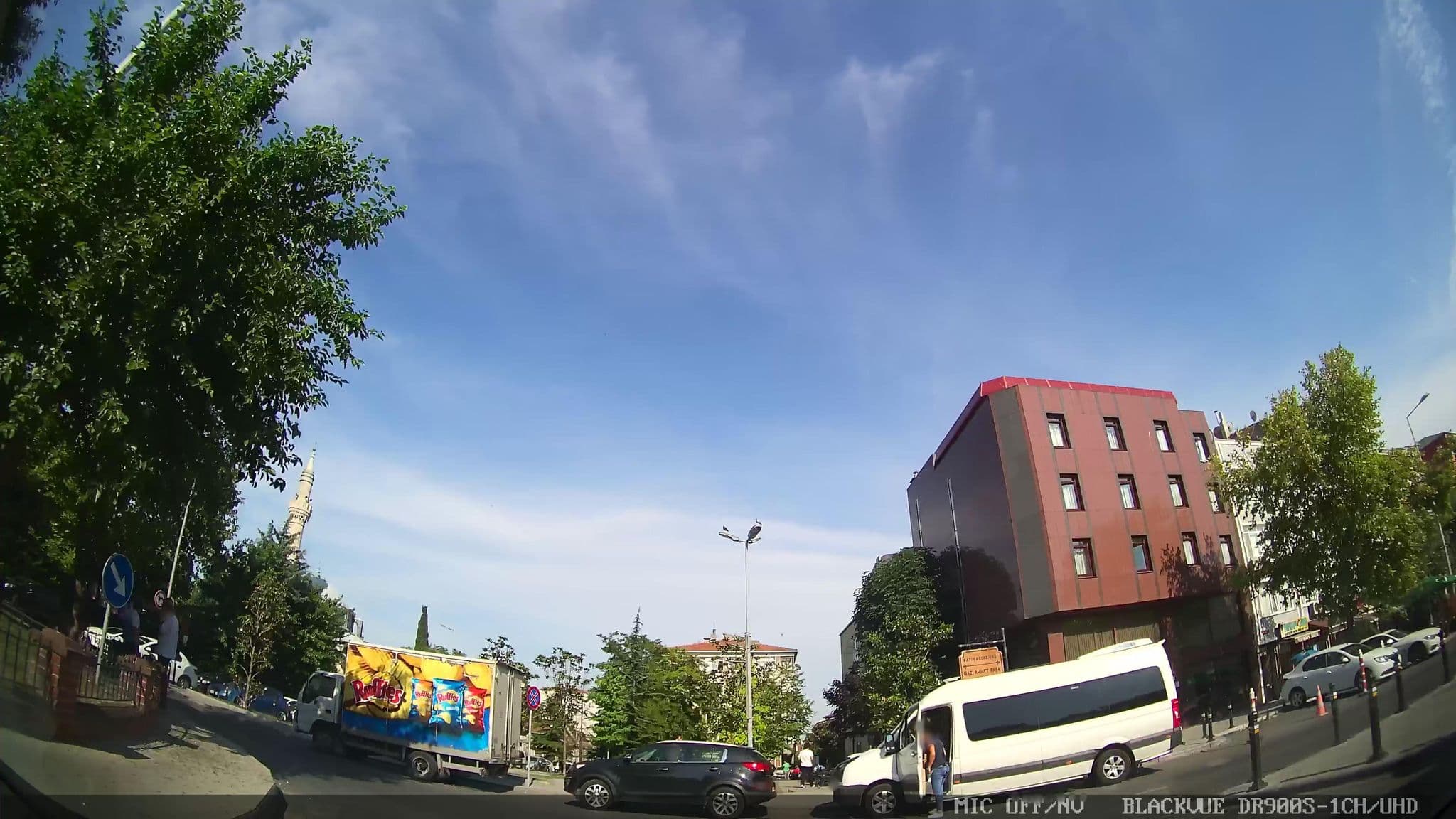Street view near Torun Hotel, Fatih — © asturksever (CC BY-SA · Mapillary)