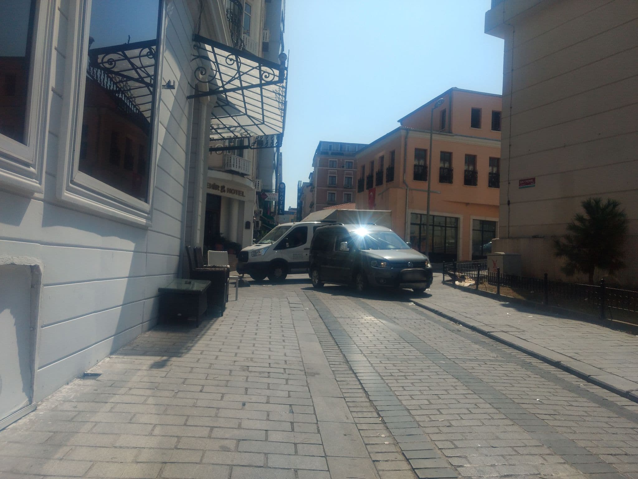 Street view near Neorion Hotel, Eminönü — © mapeadora (CC BY-SA · Mapillary)