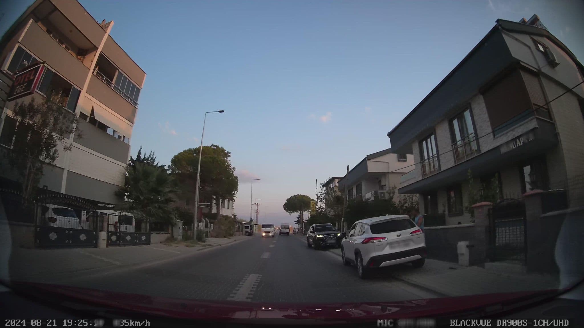 Street view near Otel Ege Akçay, Burhaniye — © unen (CC BY-SA · Mapillary)
