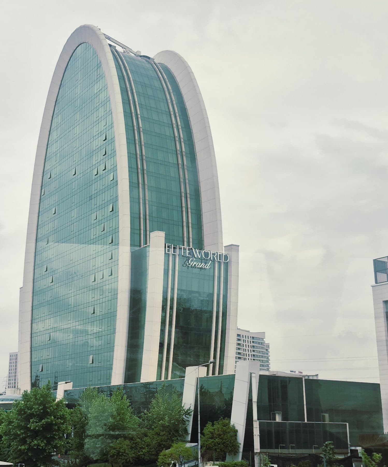 Elite World Europe Hotel (via Wikimedia Commons, CC BY-SA 4.0)