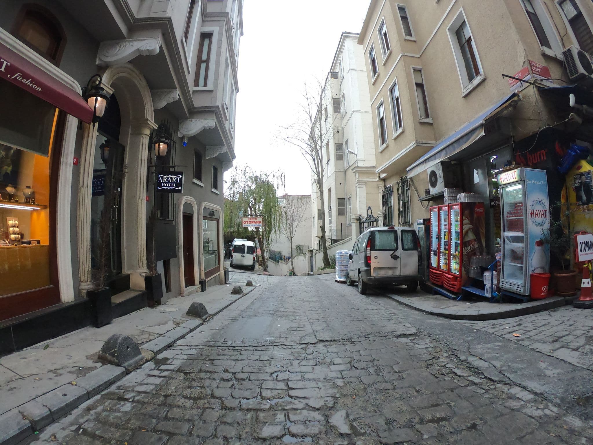 Street view near White Cihangir Apart, Eminönü