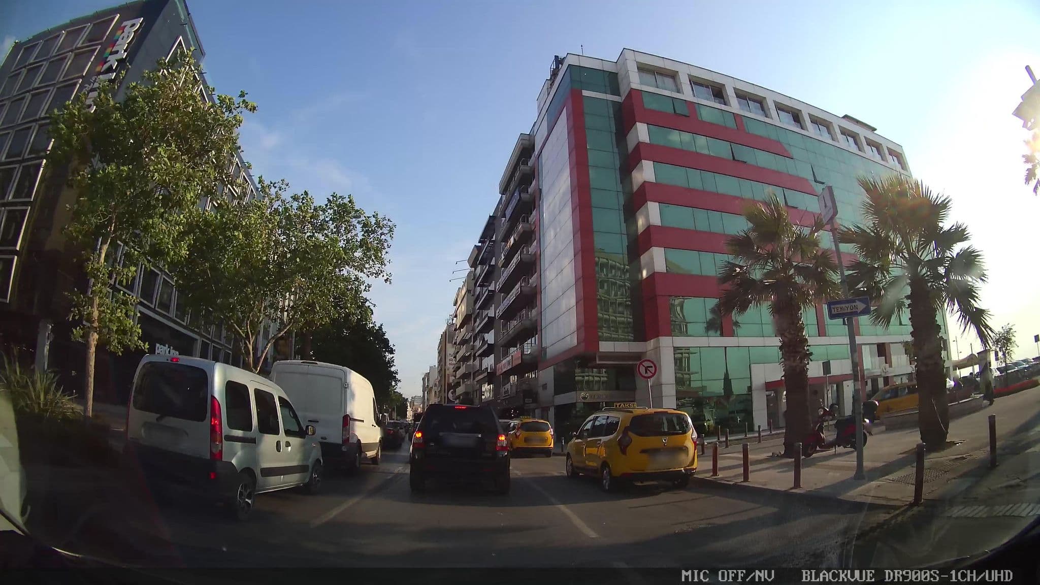 Street view near Park Inn by Radisson, İzmir — © asturksever (CC BY-SA · Mapillary)