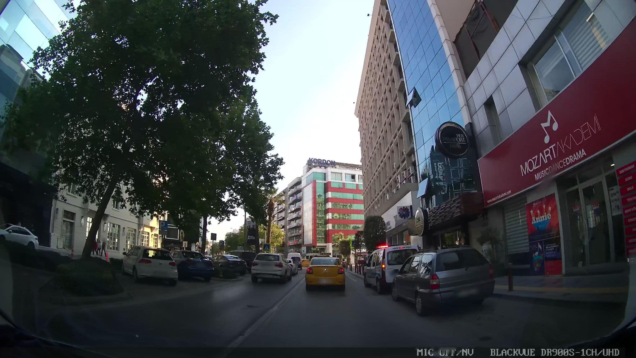 Street view near En Hotel, İzmir — © asturksever (CC BY-SA · Mapillary)