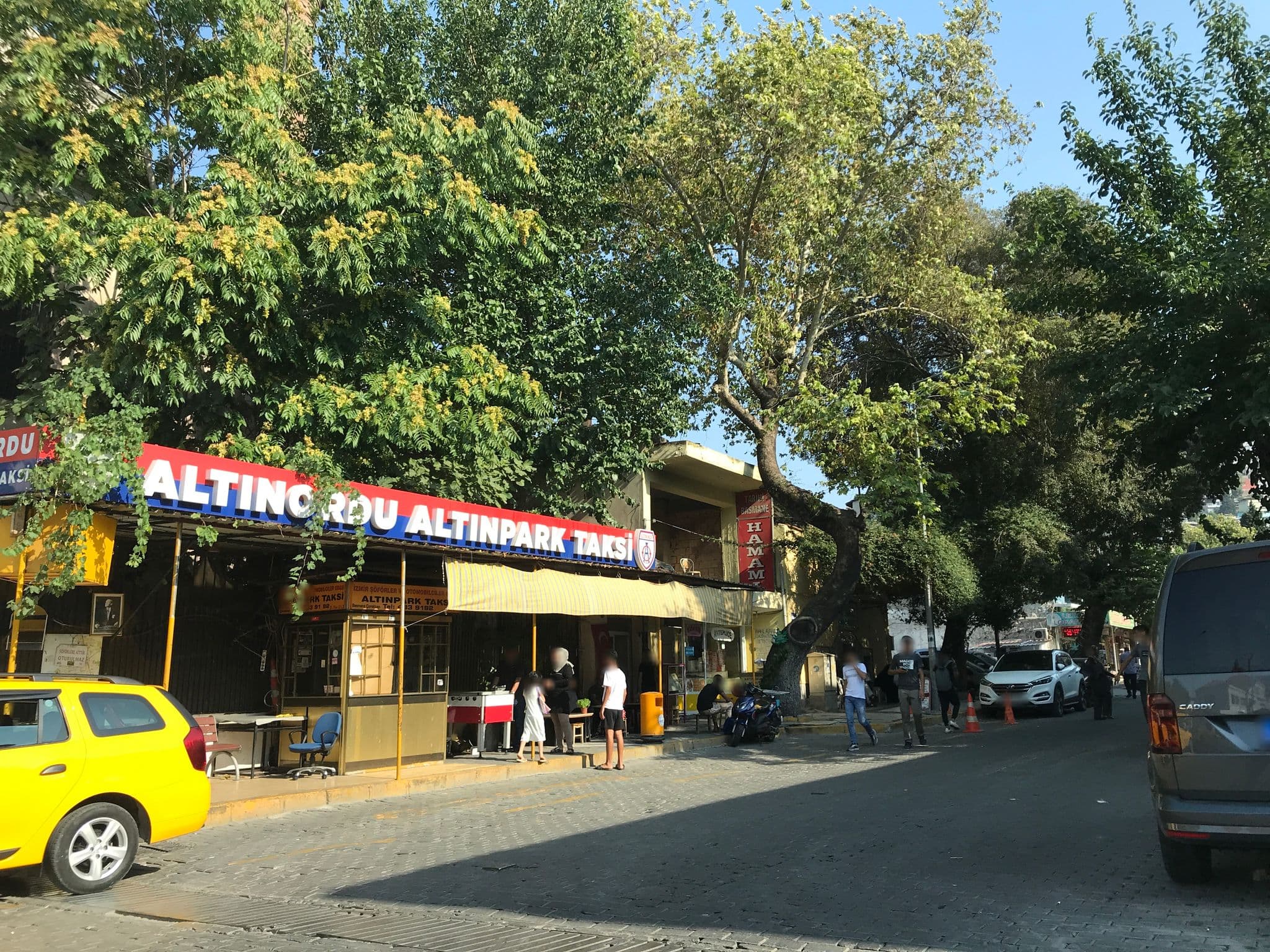 Street view near Yeni Sadık Bey Oteli (Uşakızade Köşkü), İzmir — © hderinoz (CC BY-SA · Mapillary)