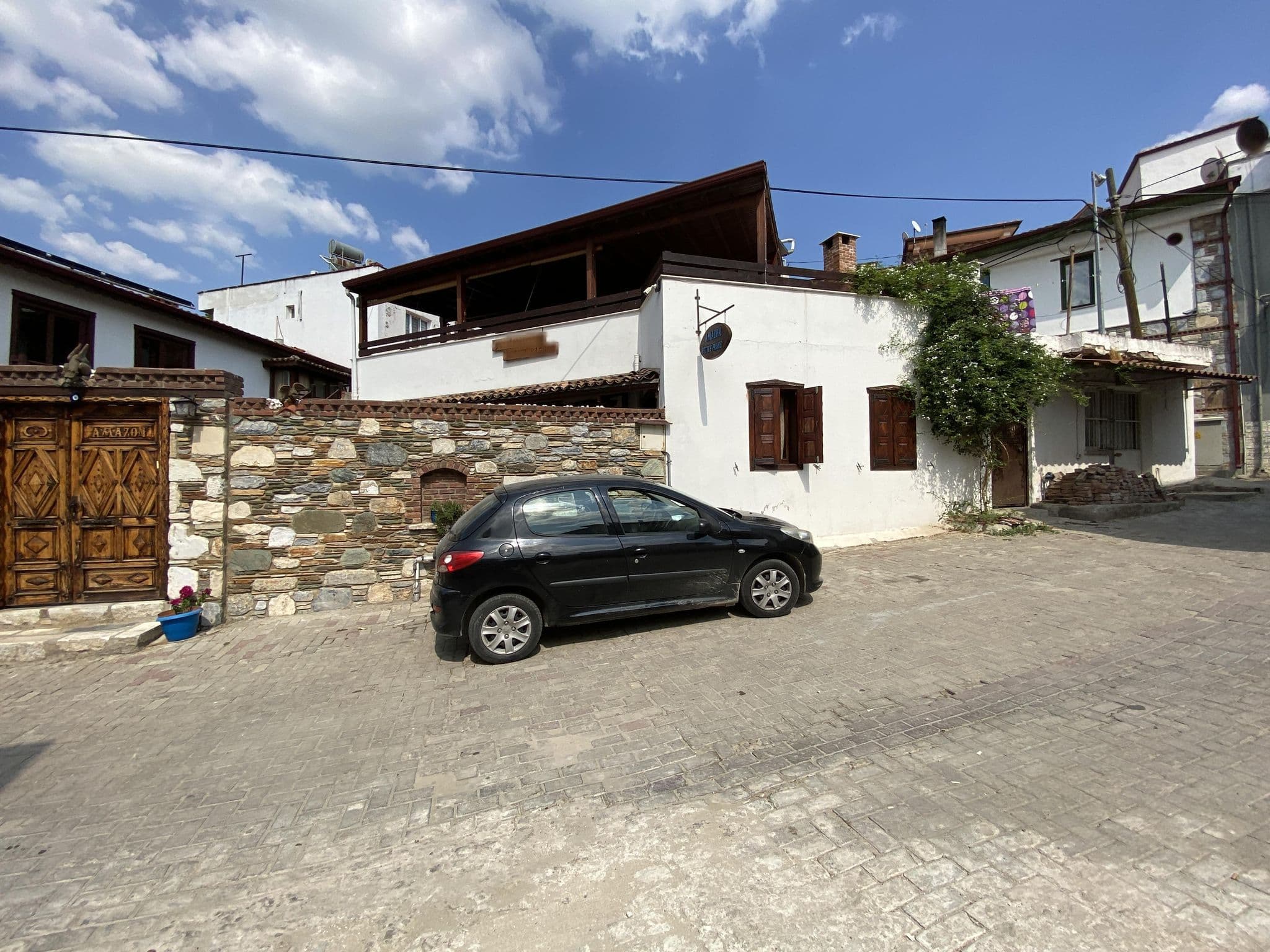 Street view near Amazon Petite Palace, Selçuk — © asturksever (CC BY-SA · Mapillary)