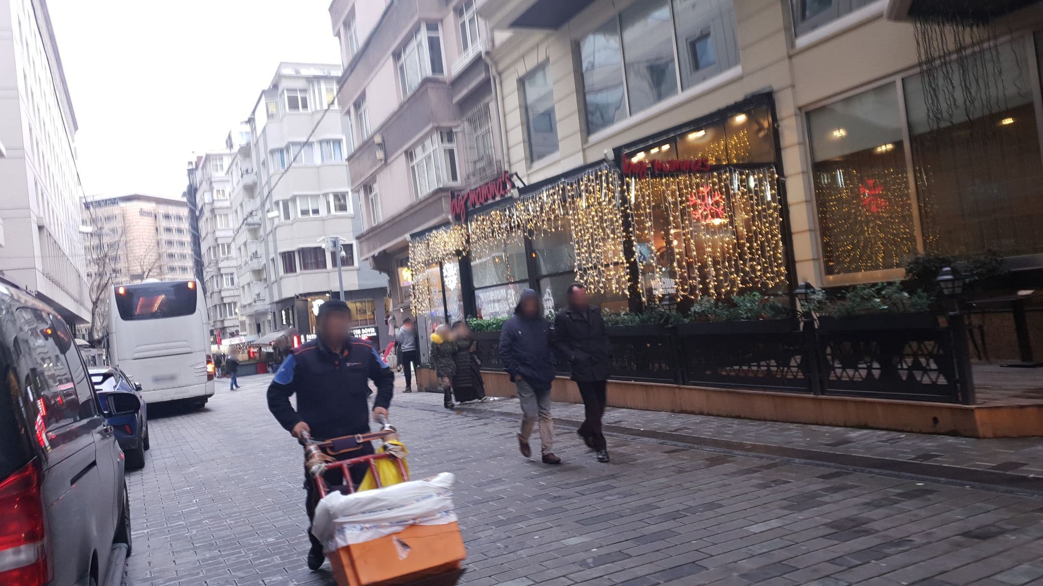 Street view near Nippon Hotel, Şişli