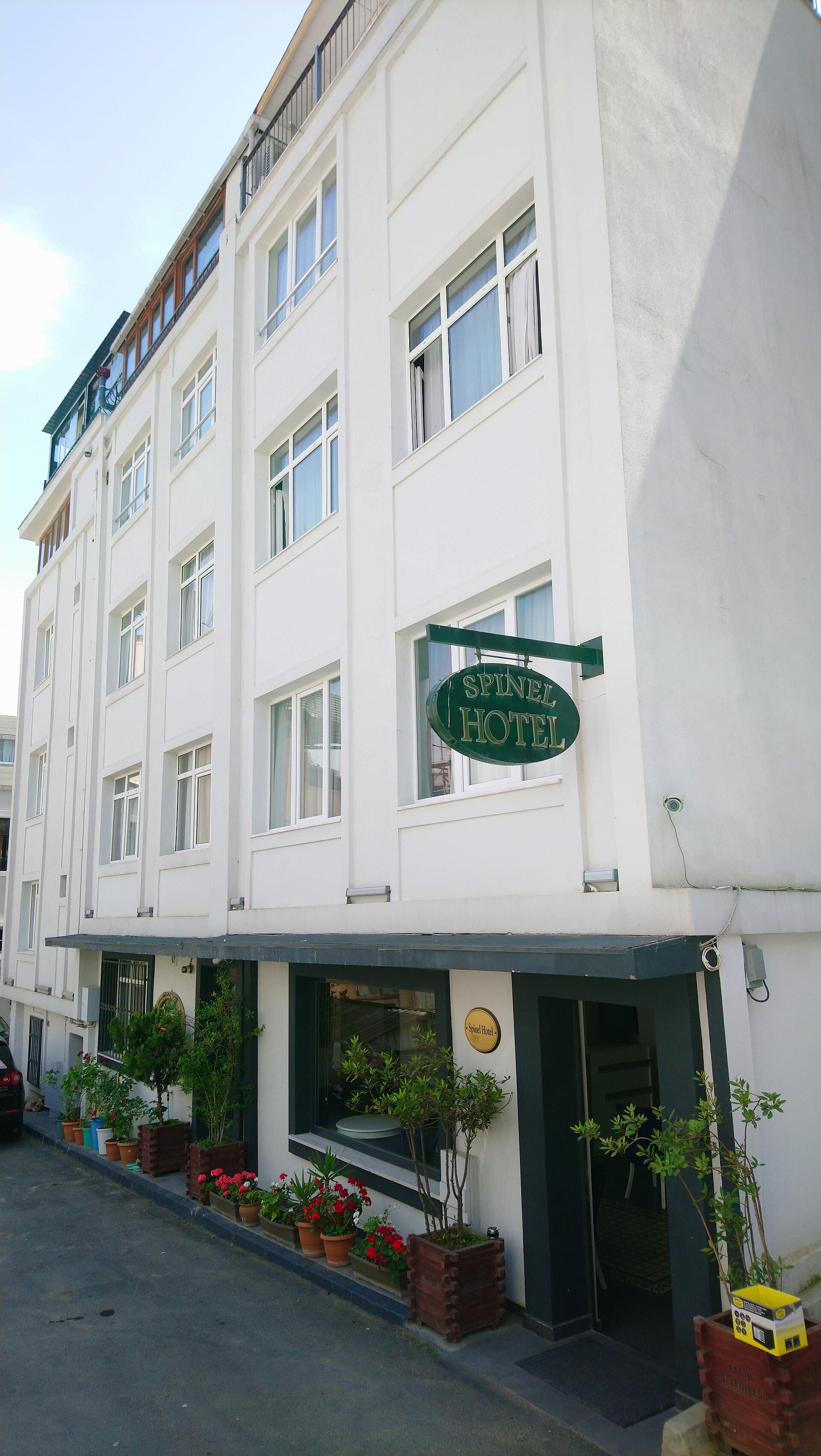 Spinel Hotel (via Wikimedia Commons, CC0)