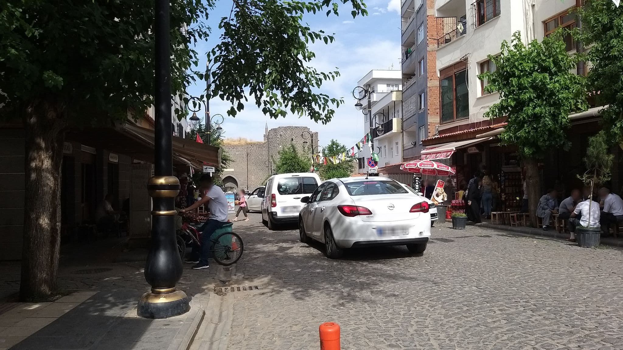 Street view near Hotel Akdağ, Diyarbakır — © nesim (CC BY-SA · Mapillary)