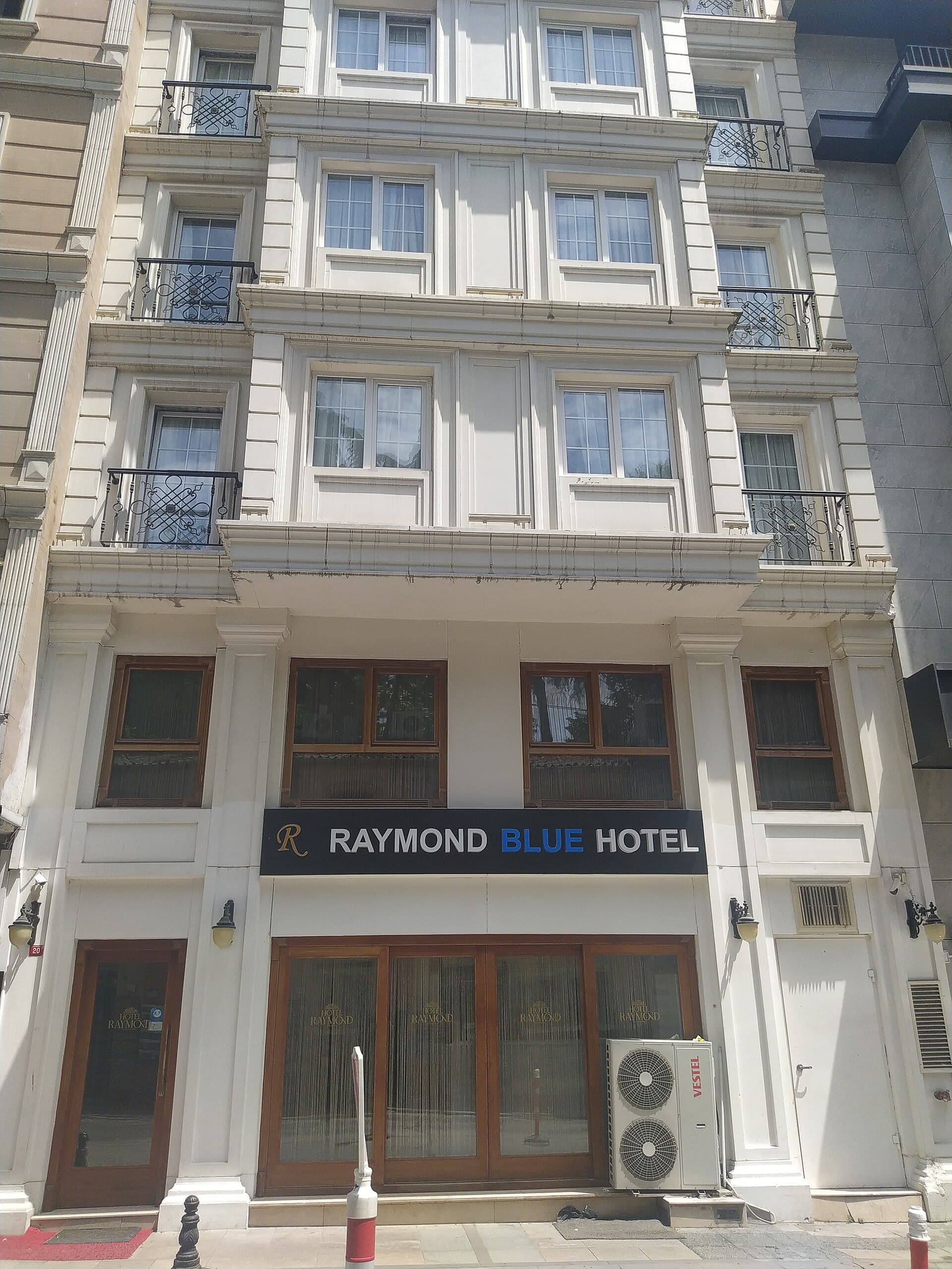 Raymond Blue Hotel (via Wikimedia Commons, CC0)