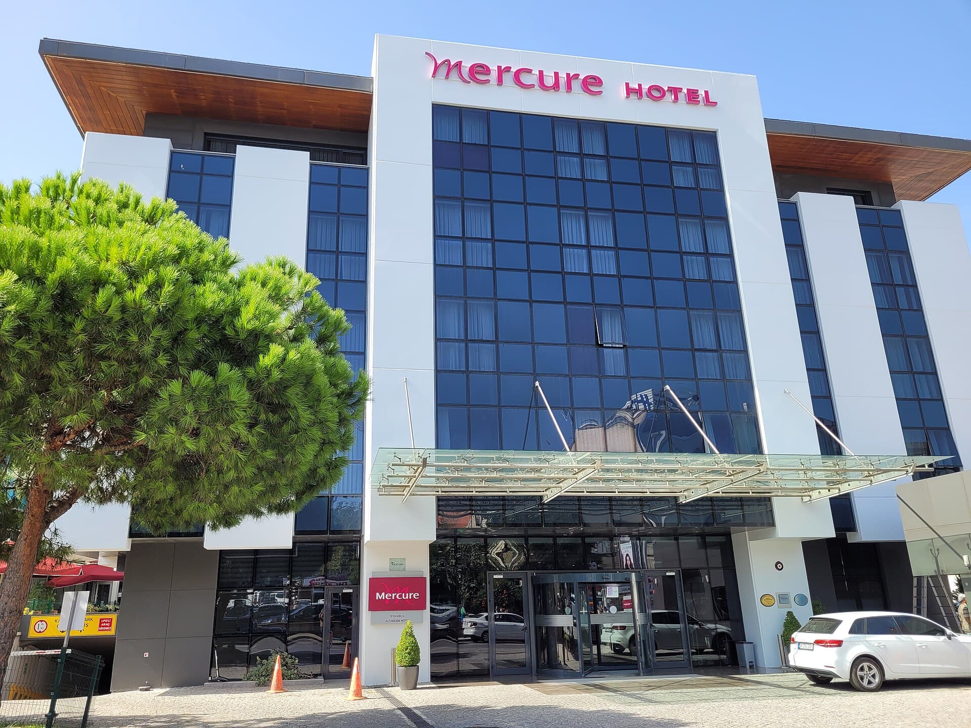 Mercure Istanbul Altunizade (via Wikimedia Commons, CC BY-SA 4.0)