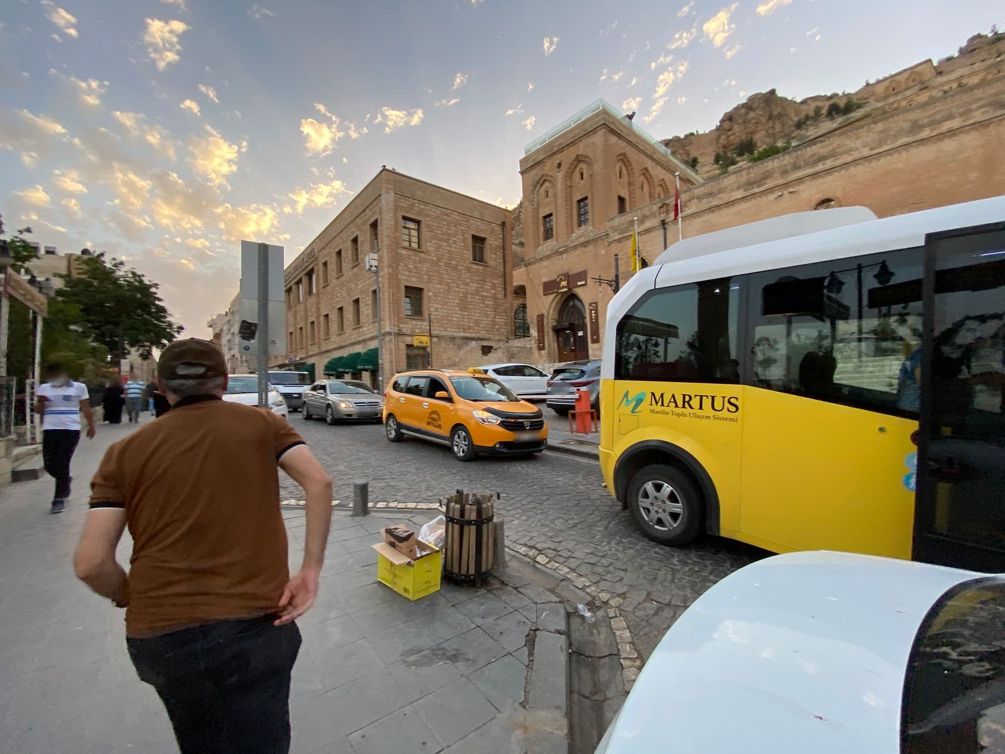 Street view near Artukulu Üniv. Sos.Tes. ve Uygulama Oteli, Mardin — © asturksever (CC BY-SA · Mapillary)
