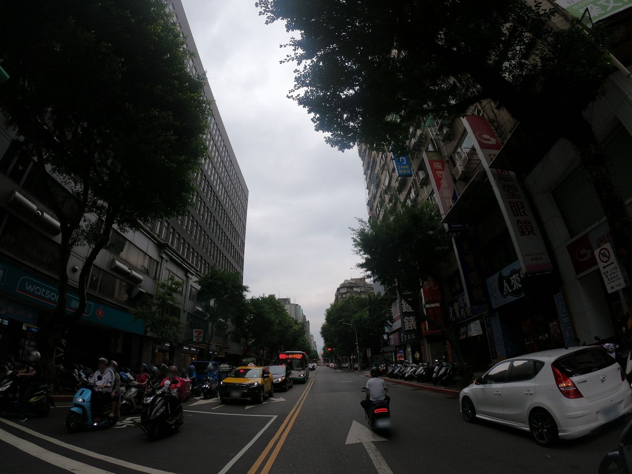 Street view near 凱微精品hotel, Taipei — © heretpe2019 (CC BY-SA · Mapillary)