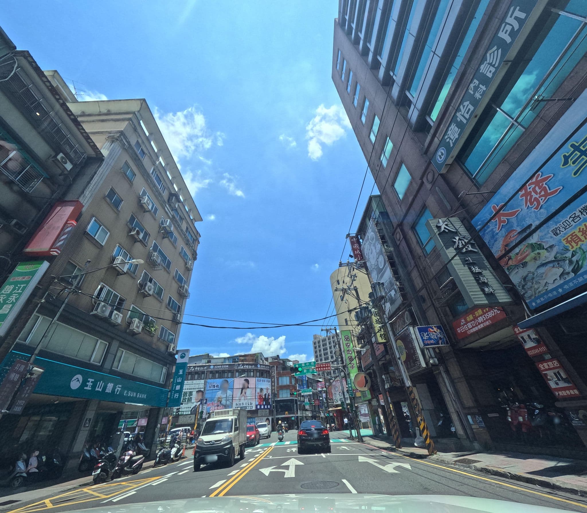 Street view near 全家Hotel, Banqiao — © alllenwang (CC BY-SA · Mapillary)