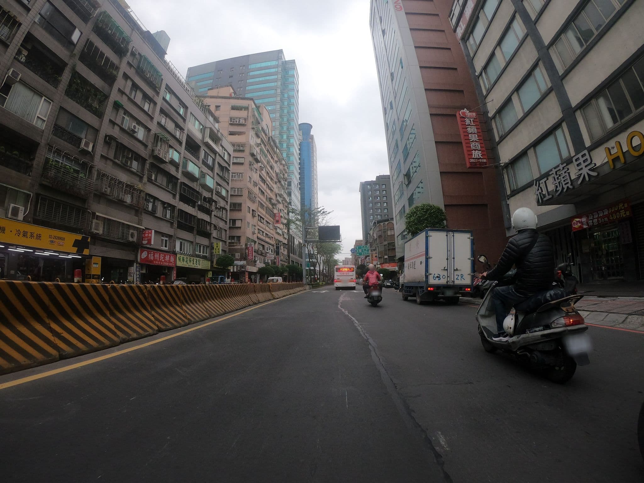 Street view near 蘋果Hotel, Banqiao — © heretpe2019 (CC BY-SA · Mapillary)