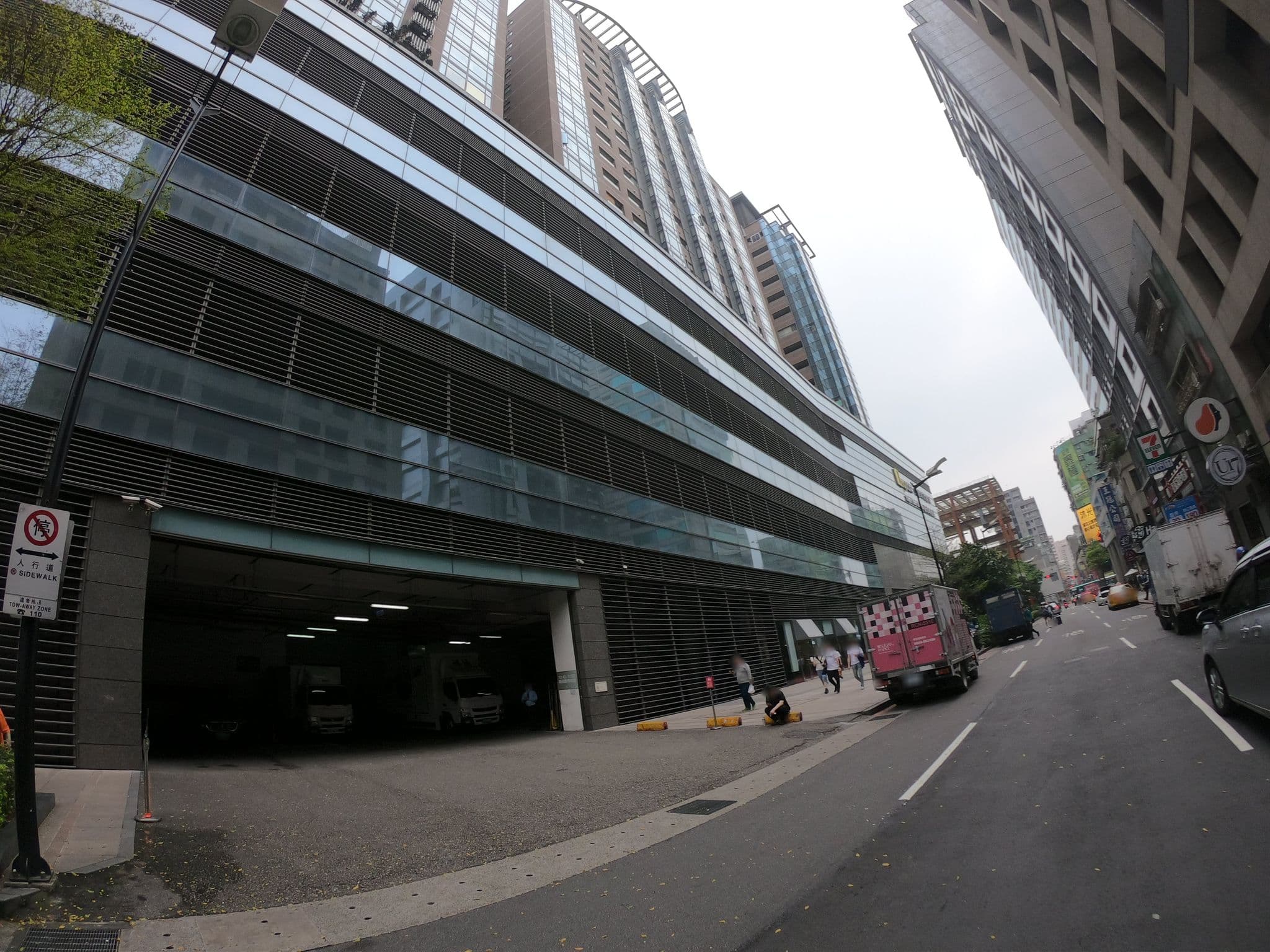 Street view near Dog Hole Hotel, Taipei — © heretpe2019 (CC BY-SA · Mapillary)
