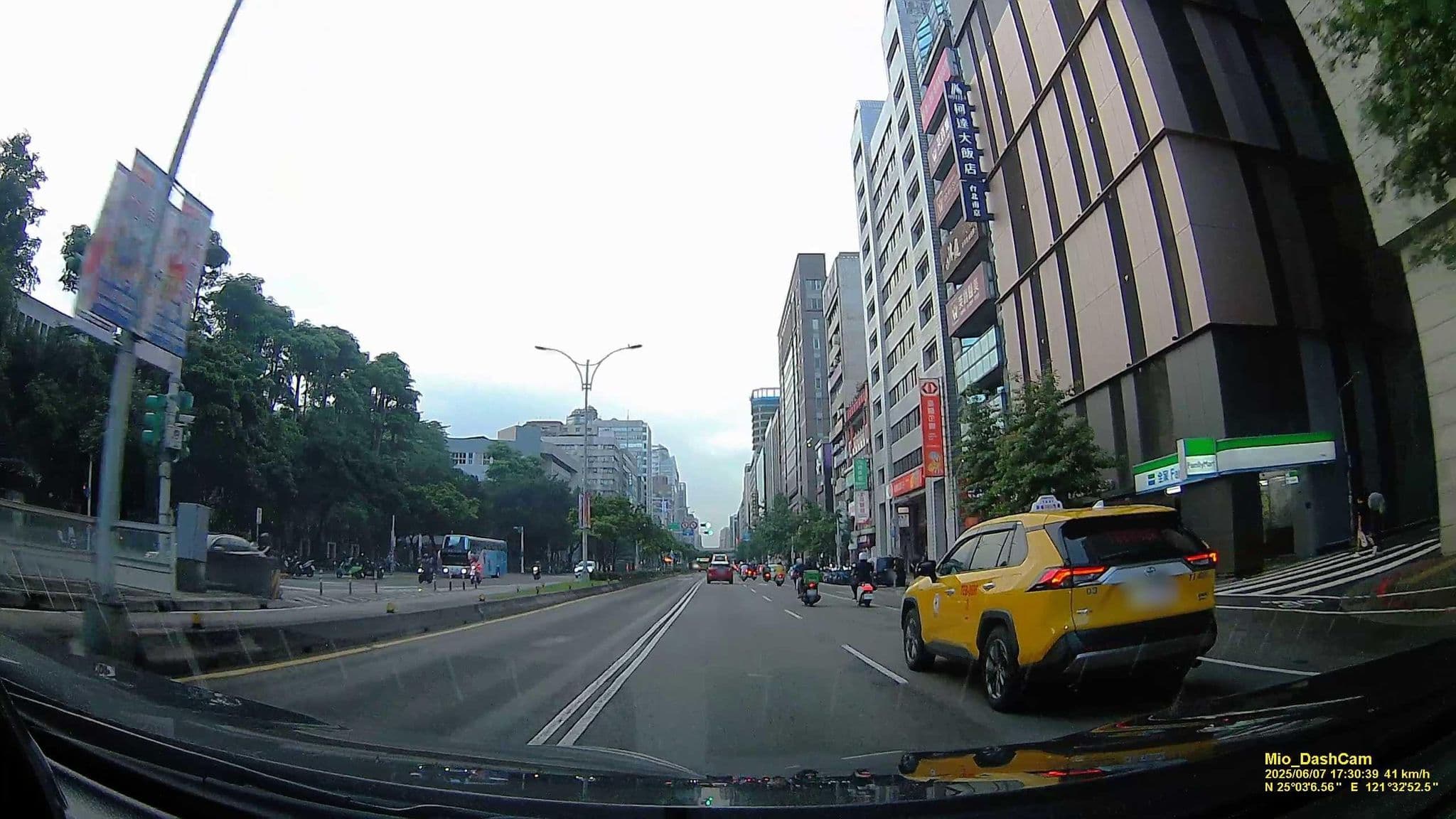 Street view near hotel QUOTE Taipei, Taipei — © hcyen (CC BY-SA · Mapillary)