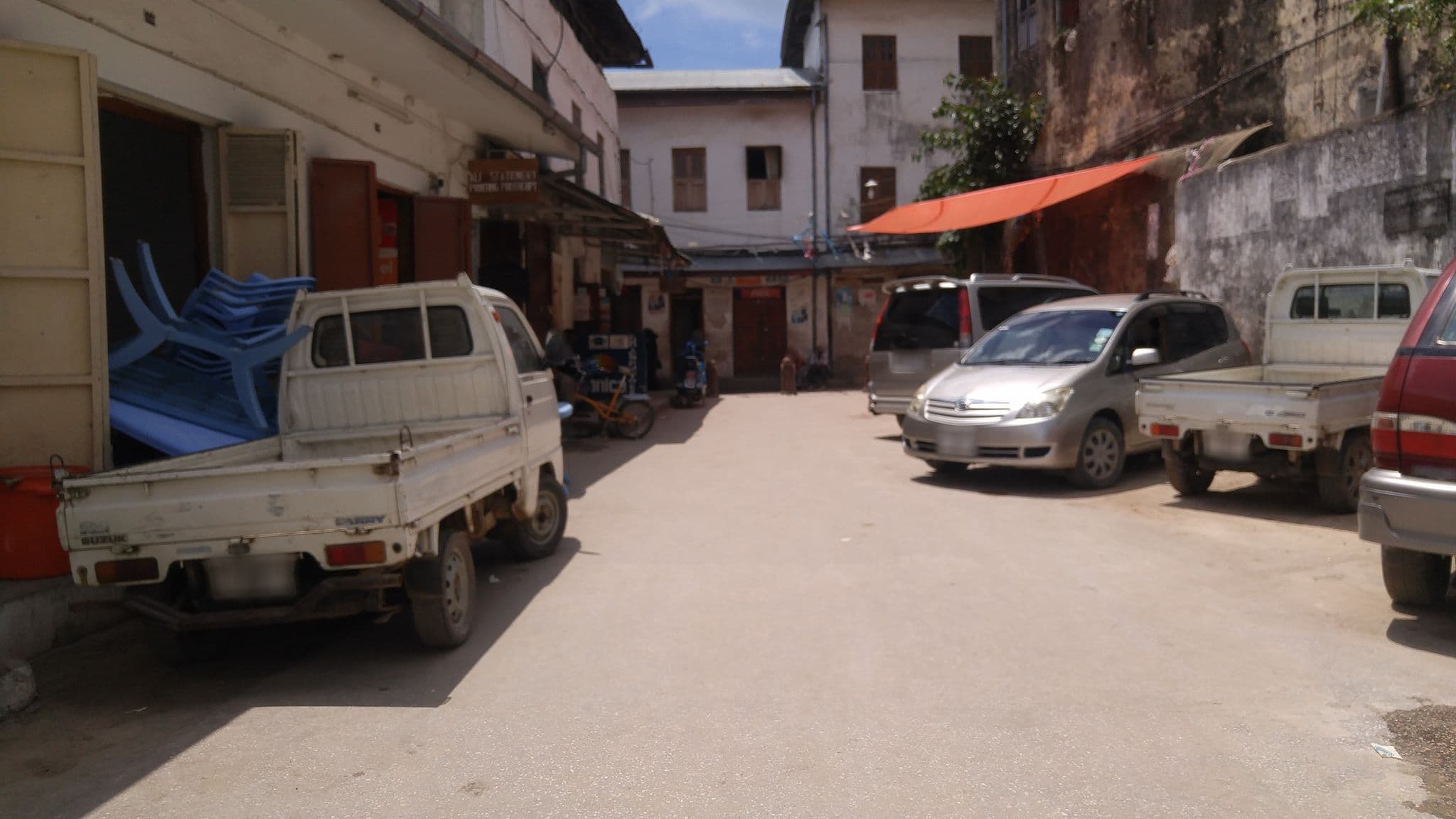 Street view near Annex of Abdalla, Zanzibar — © eneerhut (CC BY-SA · Mapillary)