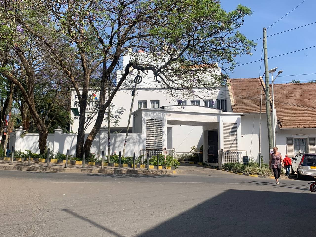 ARUSHA HOTEL (via Wikimedia Commons, CC BY-SA 4.0)