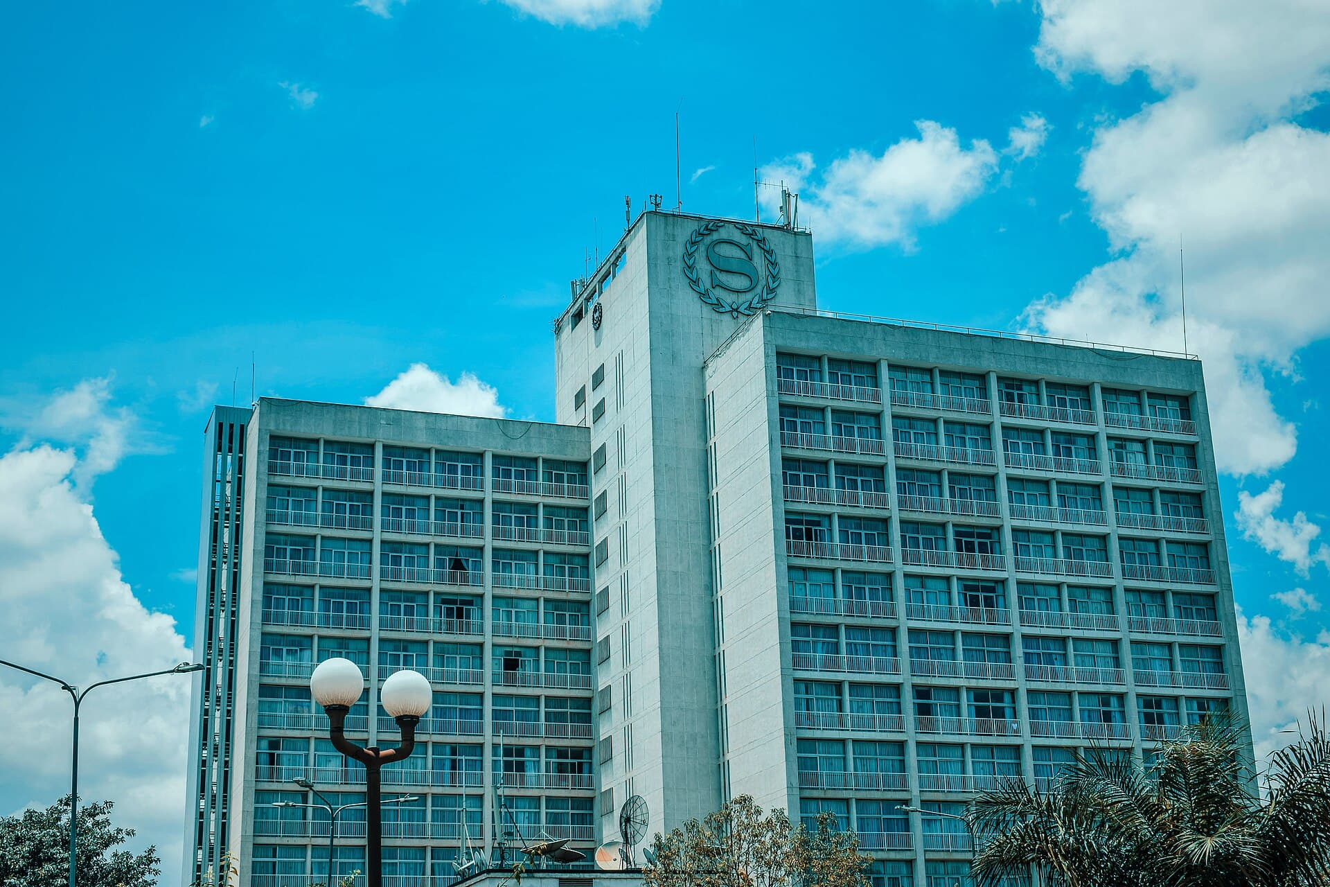Sheraton Kampala Hotel (via Wikimedia Commons, CC BY-SA 4.0)