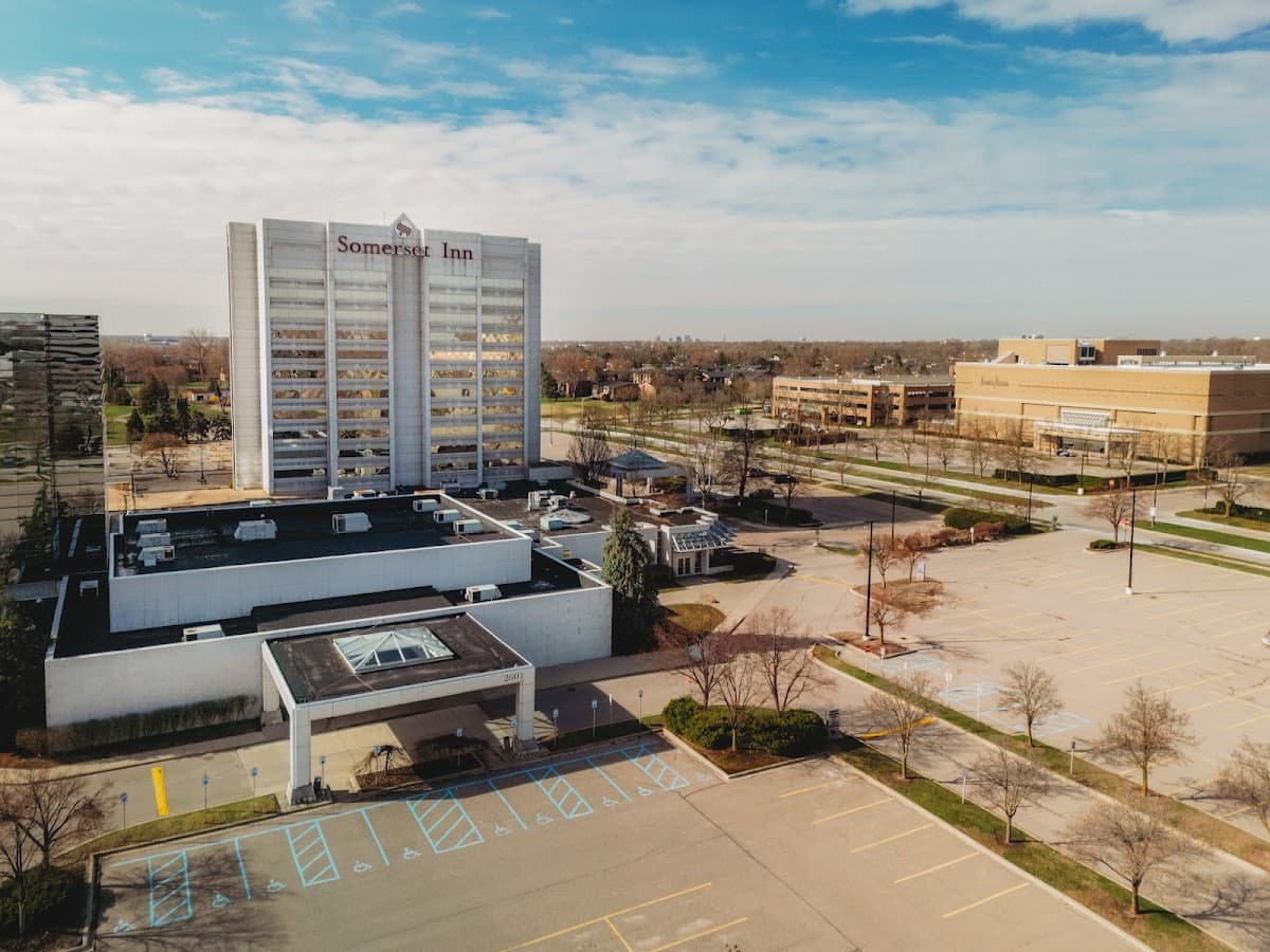 Somerset Inn, Hotel in Clawson