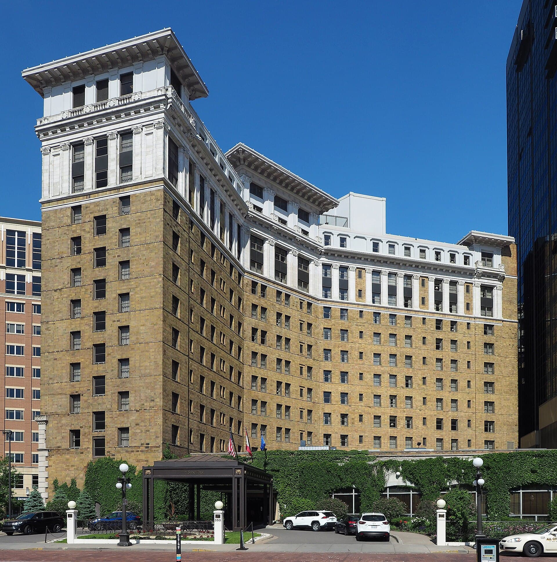 The Saint Paul Hotel (via Wikimedia Commons, CC BY-SA 4.0)