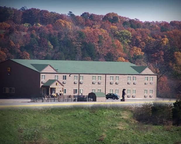 Booneslick Lodge, Hotel in Bella Vista