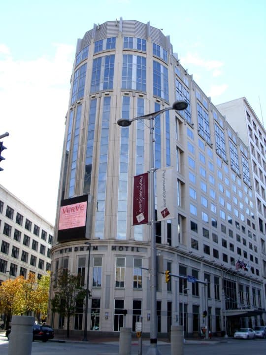 Crown Plaza Cleveland at Playhouse Square (via Wikimedia Commons, CC0)