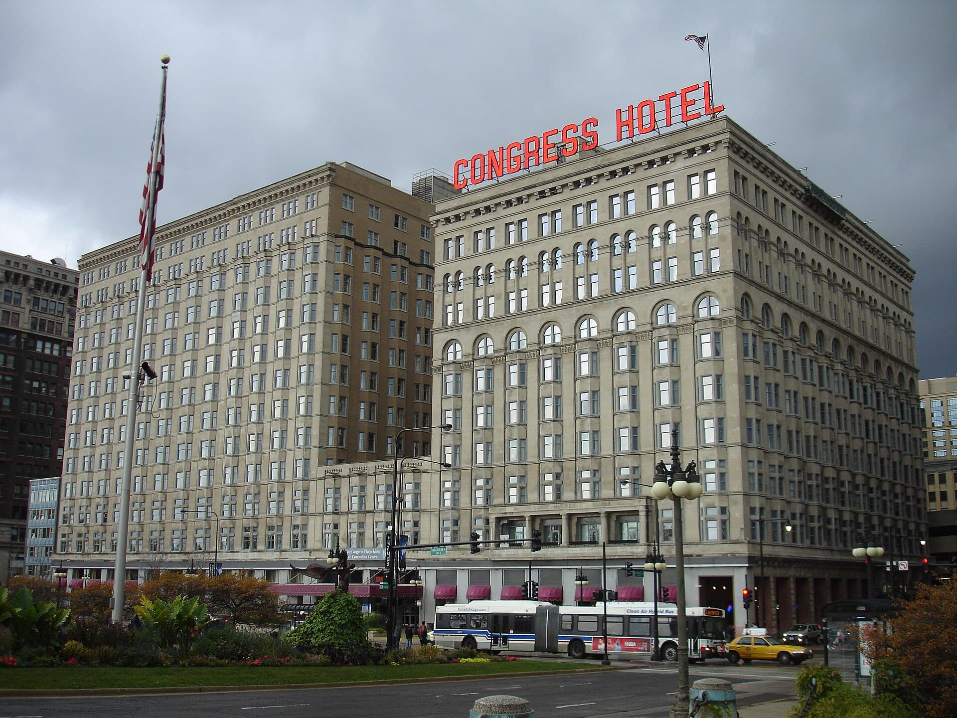 Congress Plaza Hotel (via Wikimedia Commons, CC BY-SA 3.0)
