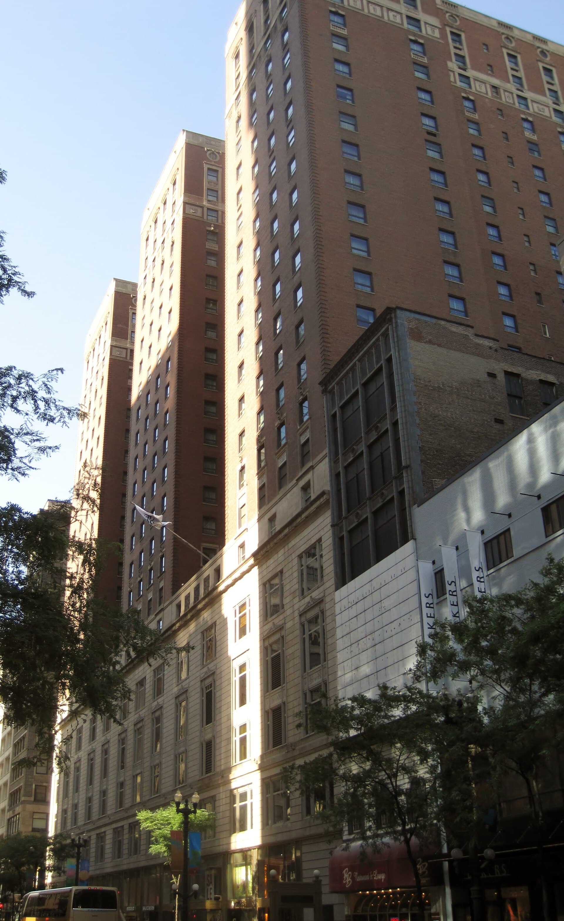 The Palmer House Hilton (via Wikimedia Commons, CC BY-SA 2.0)
