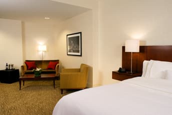 The Westin Chicago Lombard (via Wikimedia Commons, CC BY 2.0)
