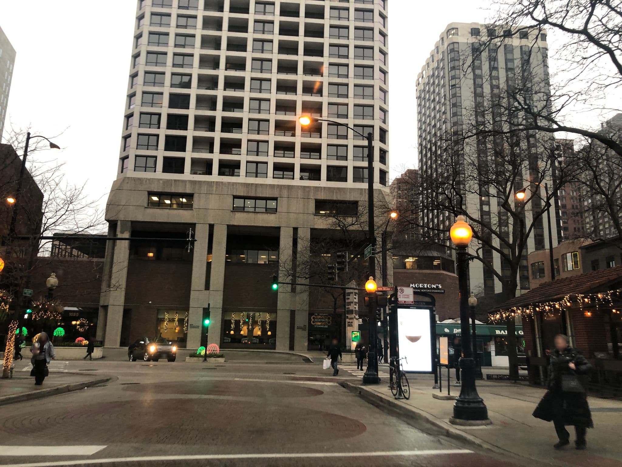 Street view near Thompson Chicago, Near North Side — © glendachagas (CC BY-SA · Mapillary)