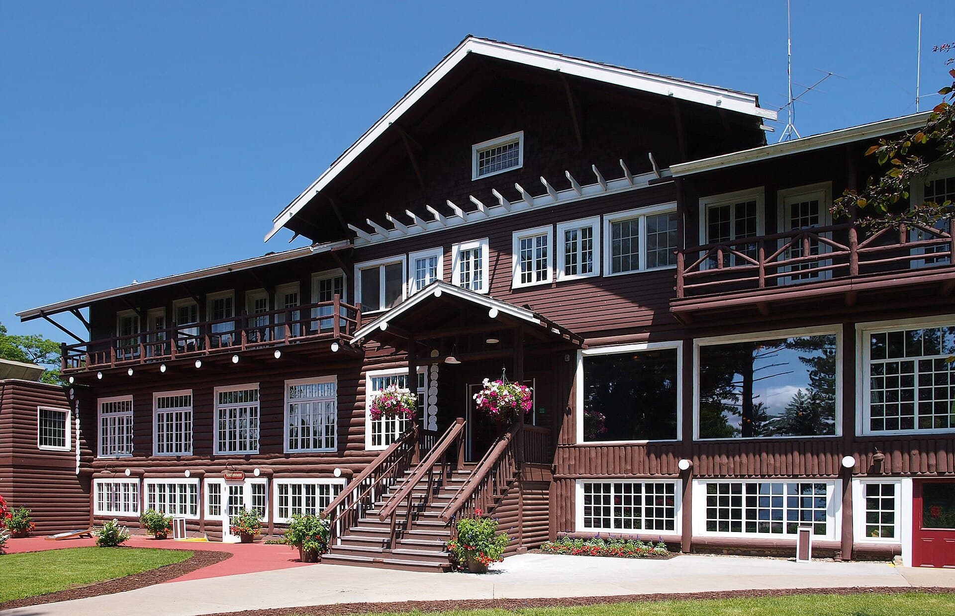 Grand View Lodge (via Wikimedia Commons, CC BY-SA 4.0)