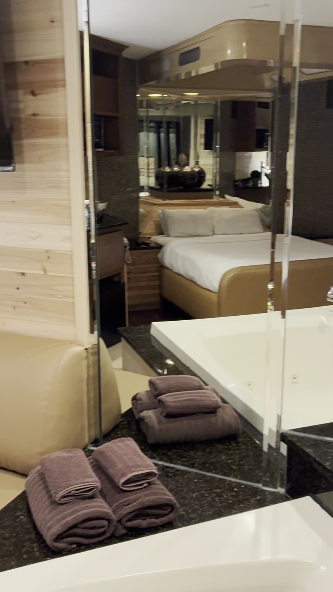 The Champagne Lodge and Luxury Suites, Hotel in Darien