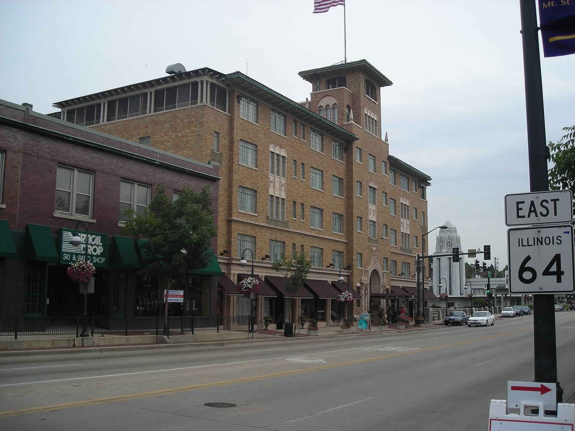 Hotel Baker (via Wikimedia Commons, CC BY-SA 3.0)