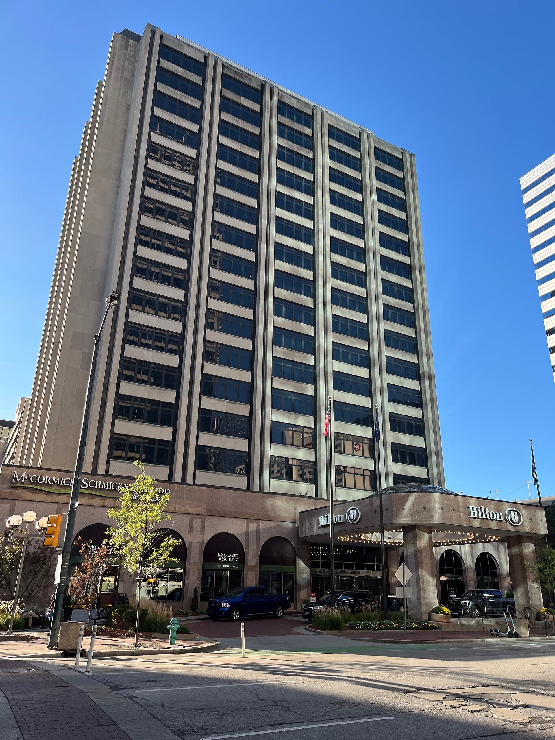 Hilton Indianapolis Hotel & Suites (via Wikimedia Commons, CC BY-SA 4.0)