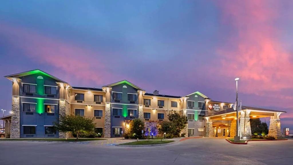 BEST WESTERN PLUS Emerald Inn & Suites, Hotel in Garden City