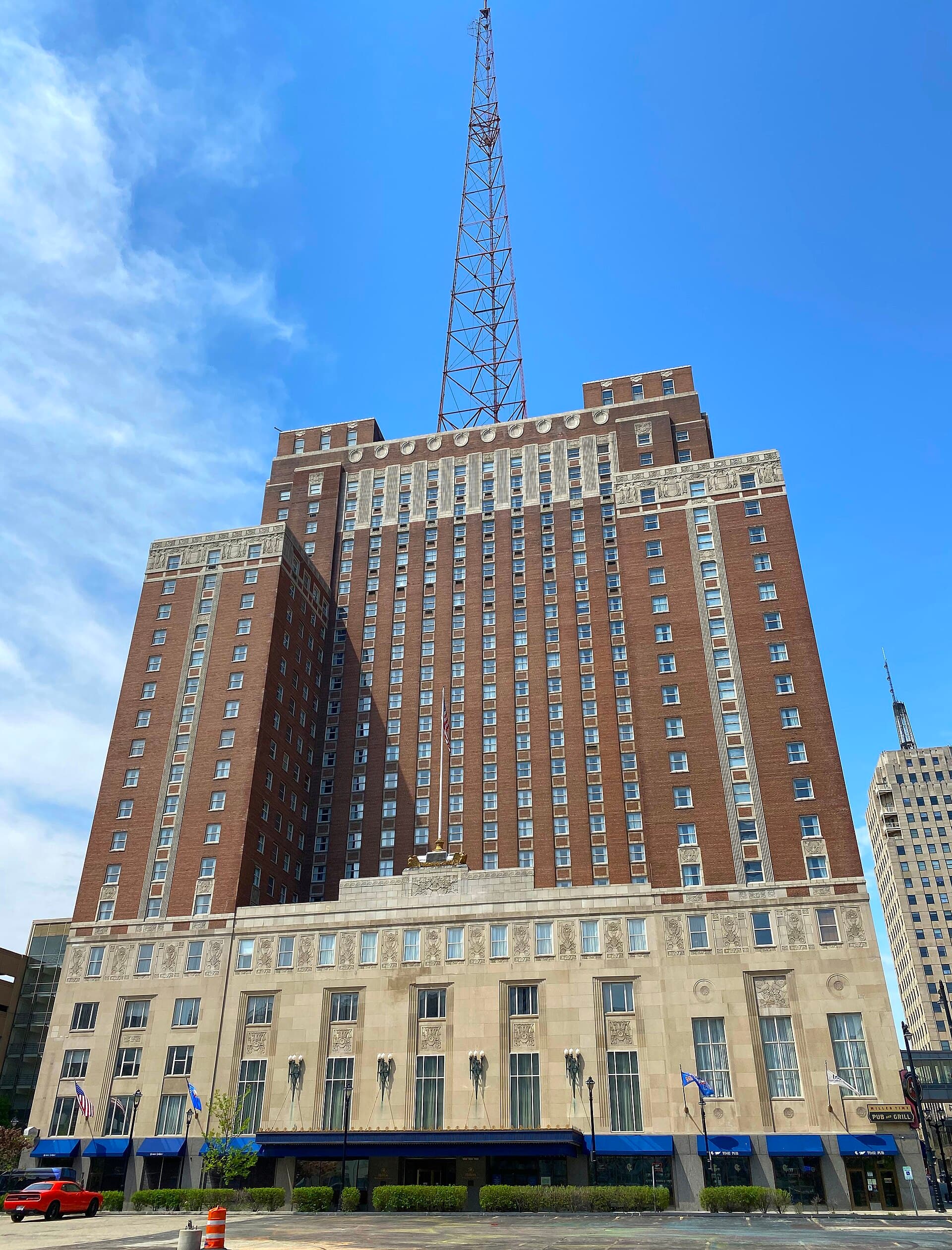 Hilton Milwaukee City Center (via Wikimedia Commons, CC BY 3.0)